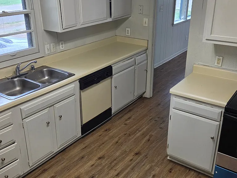 2100 Brazos Dr — Photo 9