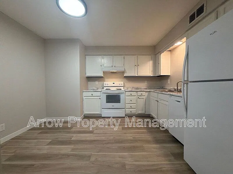 2 bed, 1.0 bath, $950 — Photo 2
