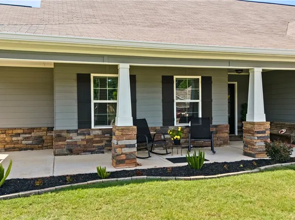 2702 E Point Dr, Opelika, AL 36804