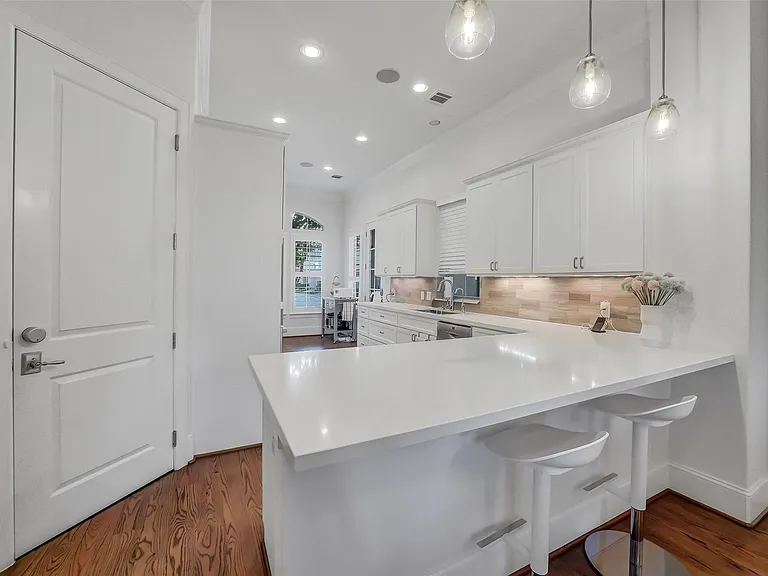 1110 Lake Pointe Pkwy — Photo 7