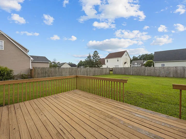 203 Macdonald Blvd — Photo 35