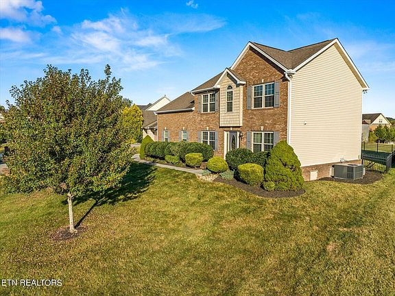 3rd image of 4805 Ivy Rose Dr