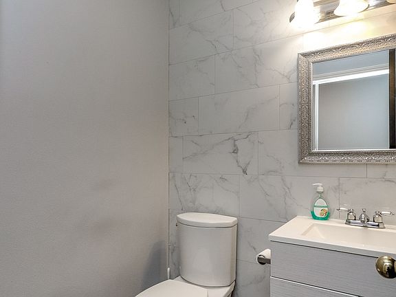 3rd image of 2059 NE Green Glen Lane