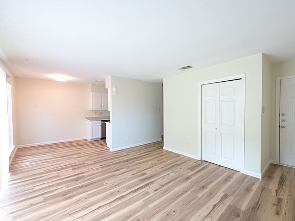 3rd image of 5003 S Pleasant Valley Rd #A