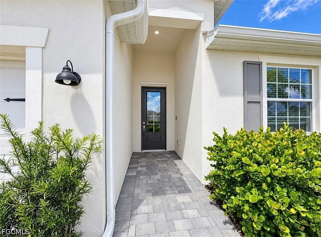 3 bed, 2.0 bath, 1677 sqft, $2,300 — Photo 2