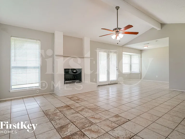 5304 Tamarack Ct — Photo 5