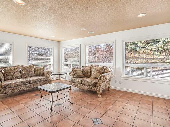 3rd image of 49 Huget Cres