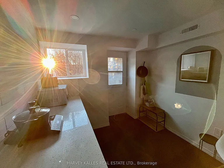 26 Leyton Ave #LOWER — Photo 4