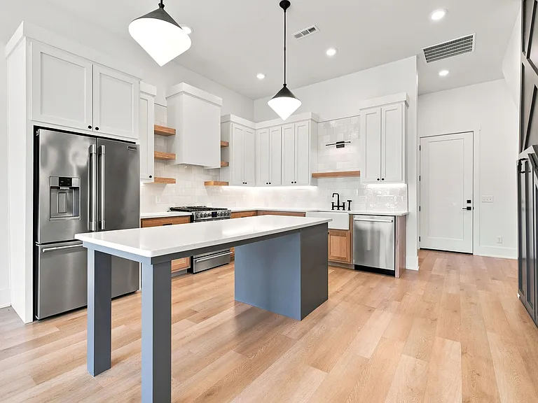 529 SW 5th St — Photo 4