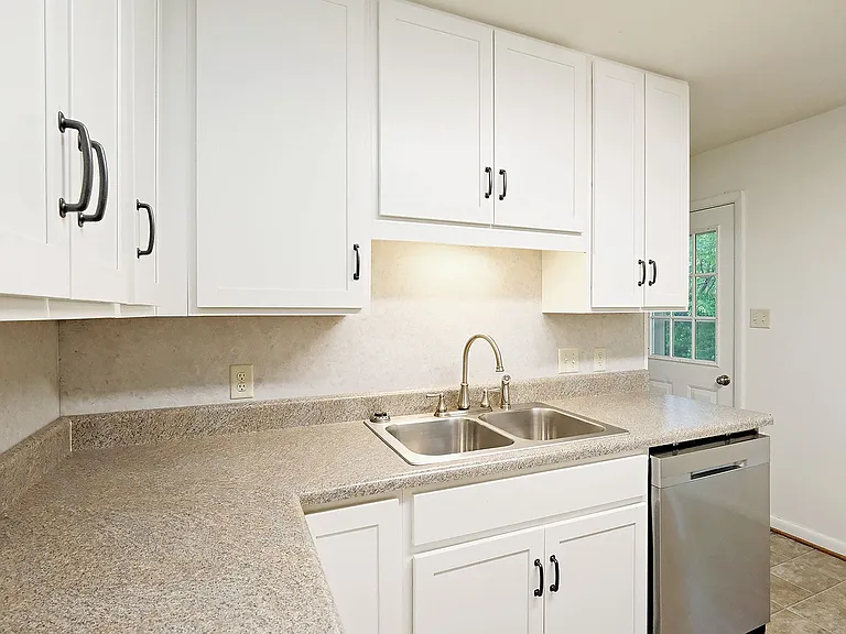 140 W Park Dr — Photo 2