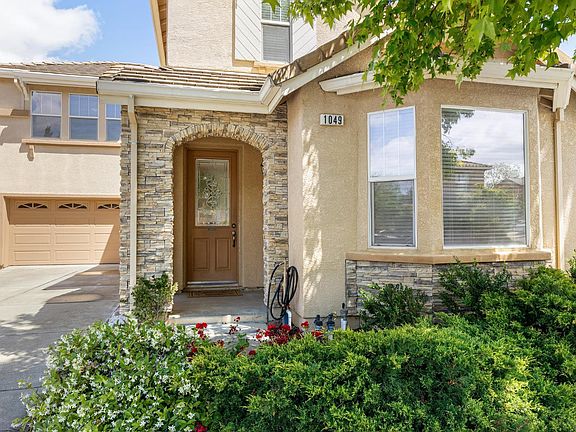 3rd image of 1049 Villaggio Circle