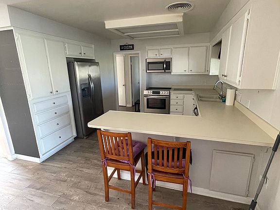 Kitchen with Breakfast bar