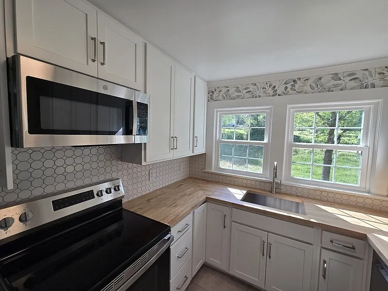 4 bed, 2.0 bath, $2,495 — Photo 2