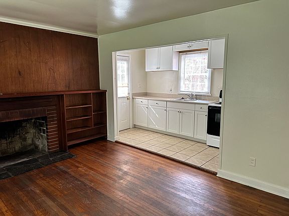 3rd image of 905B Lafayette St