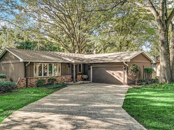 2566 N Shawnee Trl, La Porte, IN 46350
