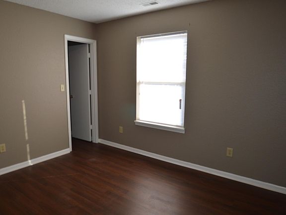 5th image of 2335 Historic Oaks Blvd