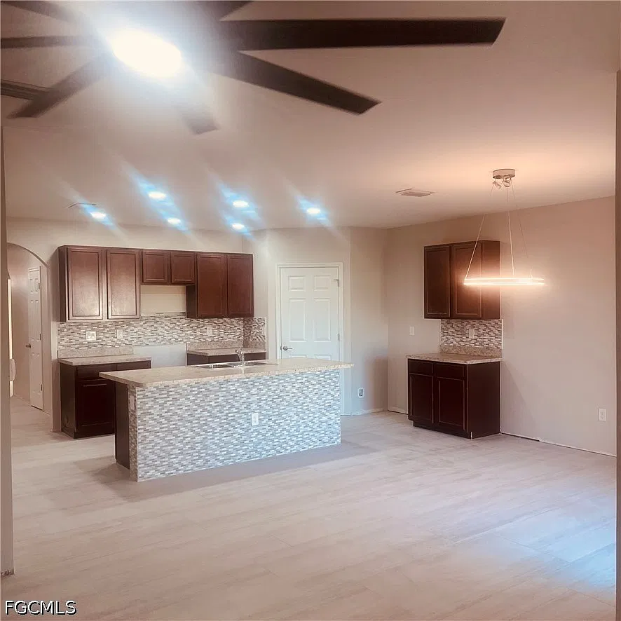 4 bed, 2.0 bath, 1828 sqft, $2,600 — Photo 3