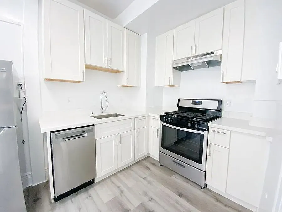 Bright Newly Renovated Large 1 Bedroom Apartment! — Photo 2