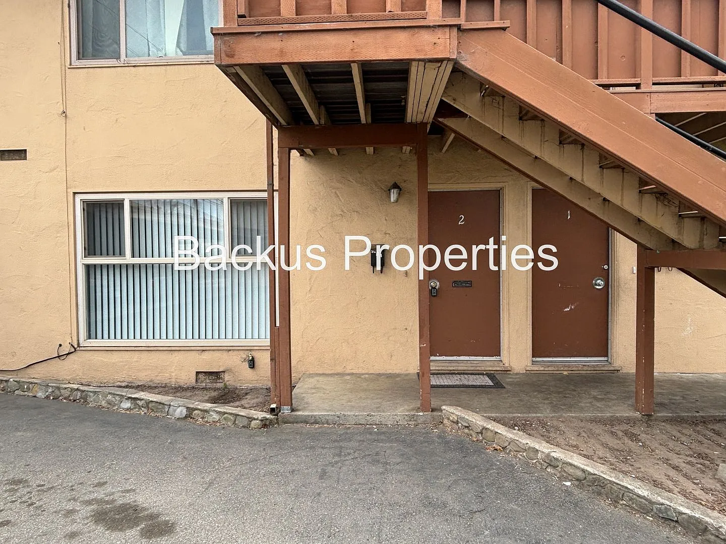 922 Lupin Dr — Photo 2