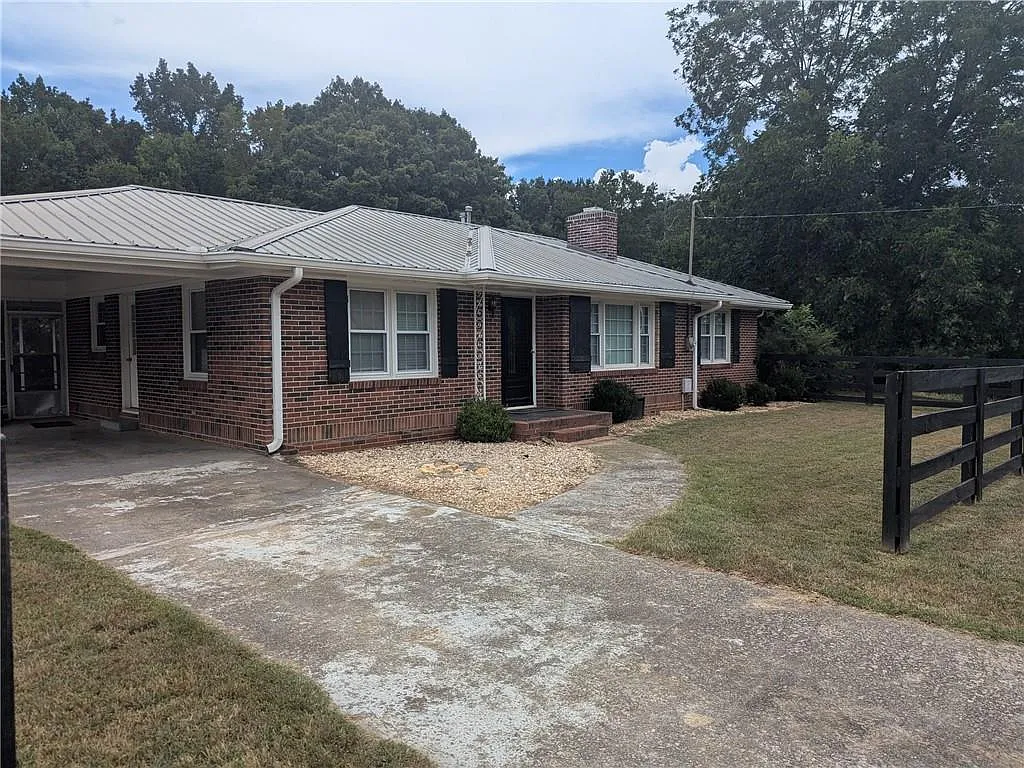 3 bed, 2.0 bath, 1773 sqft, $2,200 — Photo 2