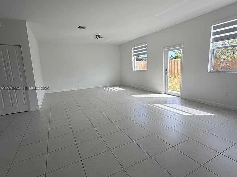 2638 SE 9th St — Photo 10