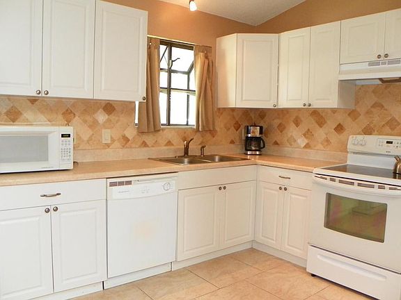 Kitchen with tile back splash