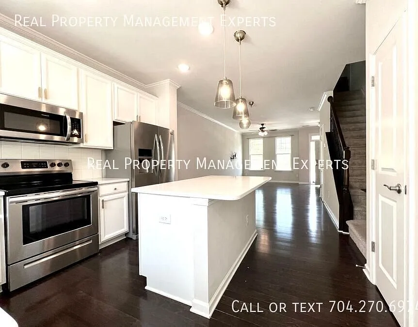 Coming Soon ! Stunning 2br/2.5ba Townhouse In Belmont! — Photo 3