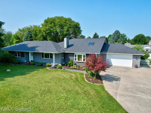 1226 Vista Dr, Fenton, MI 48430