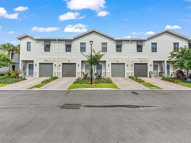 864 NW 3rd Ter