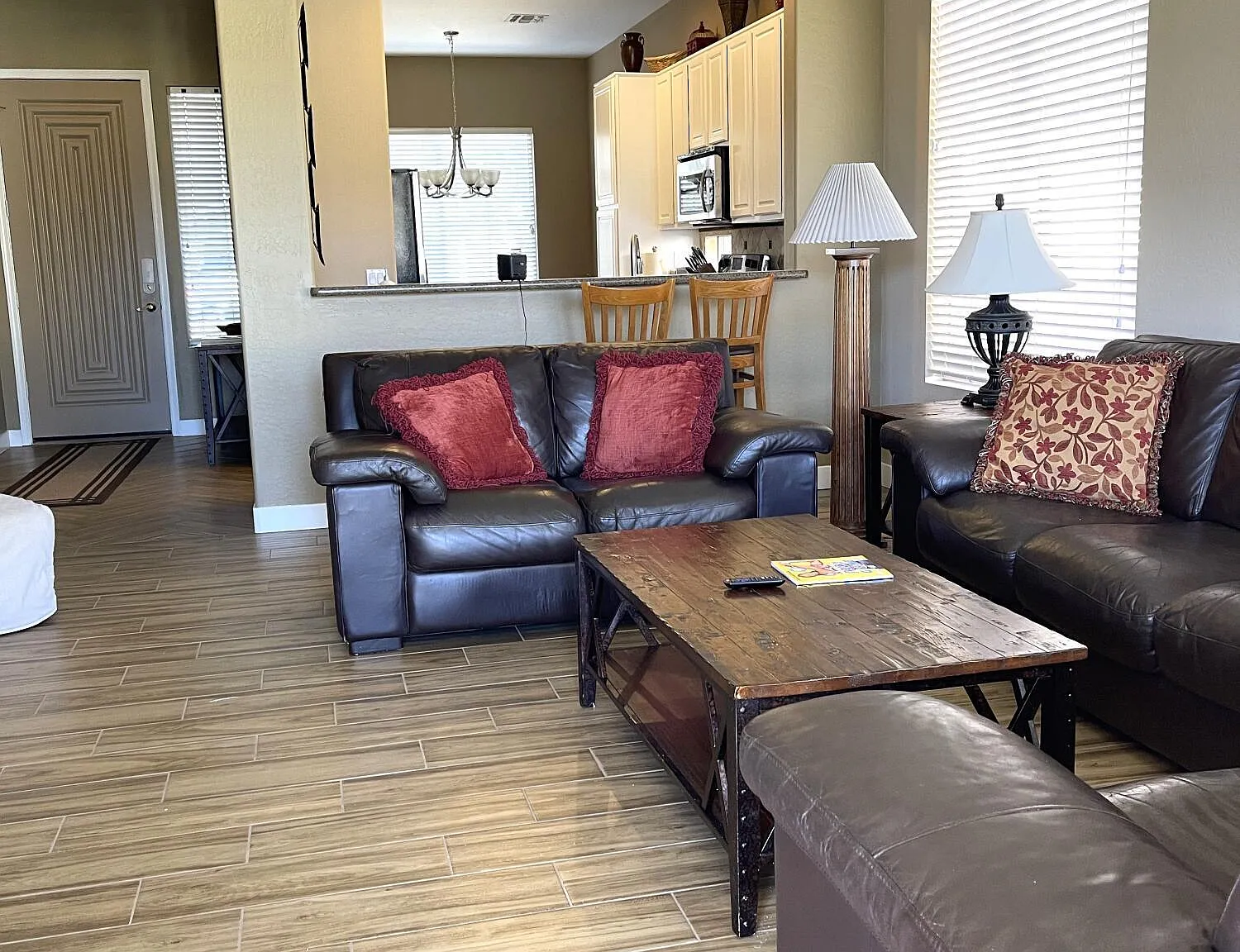3 bed, 2.0 bath, 1634 sqft, $4,700 — Photo 2