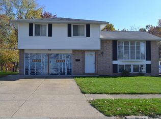 81 Greencliff Dr, Bedford, OH