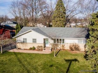 1700 Fairfield Rd, Lindenhurst, IL 60046