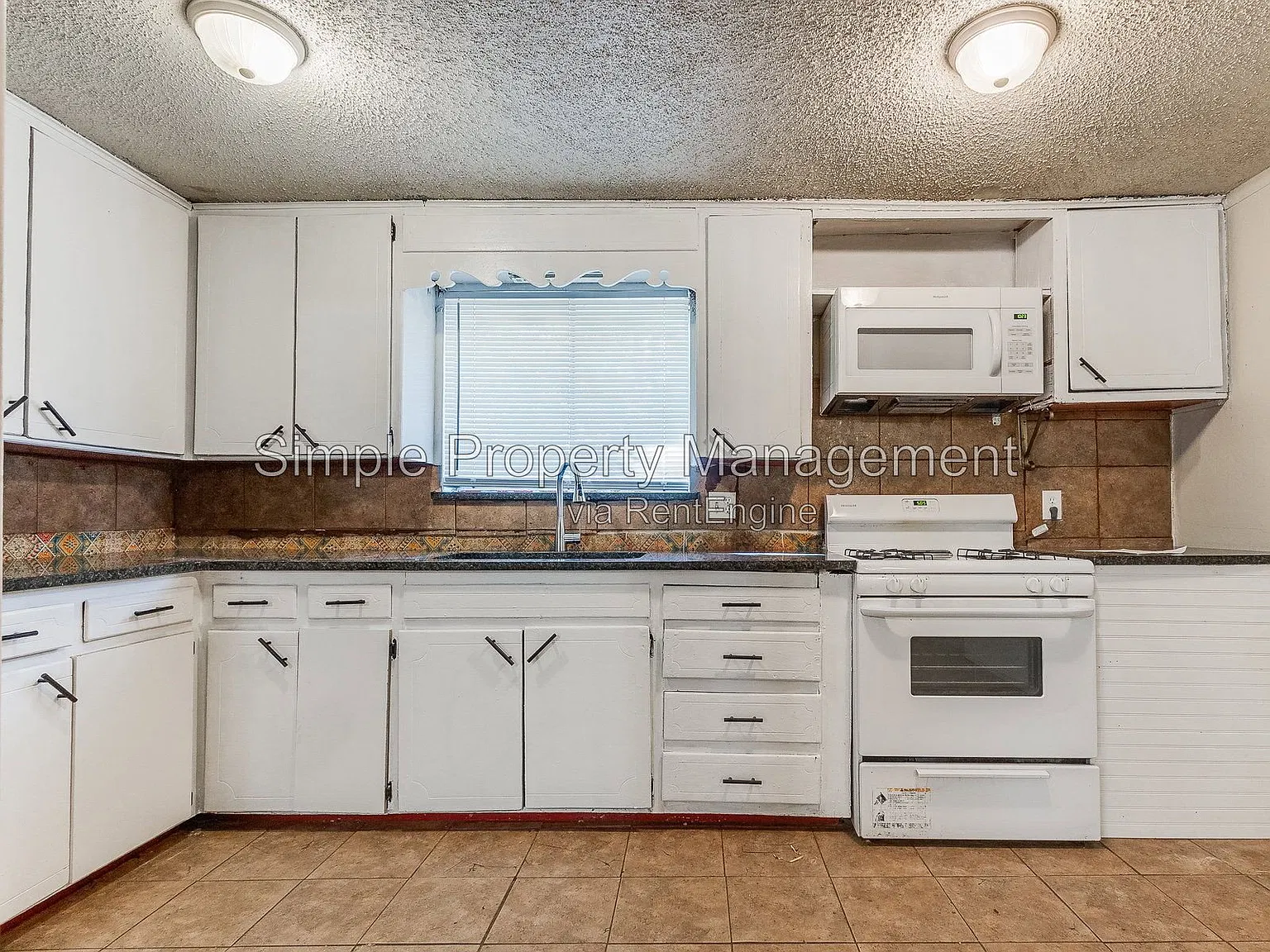 4 bed, 1.5 bath, 1323 sqft, $1,075 — Photo 1