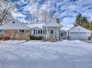 1885 Lone Oak Cir W, Brookfield, WI 53045