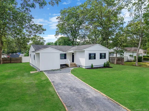 220 Peekskill Avenue, Medford, NY 11763