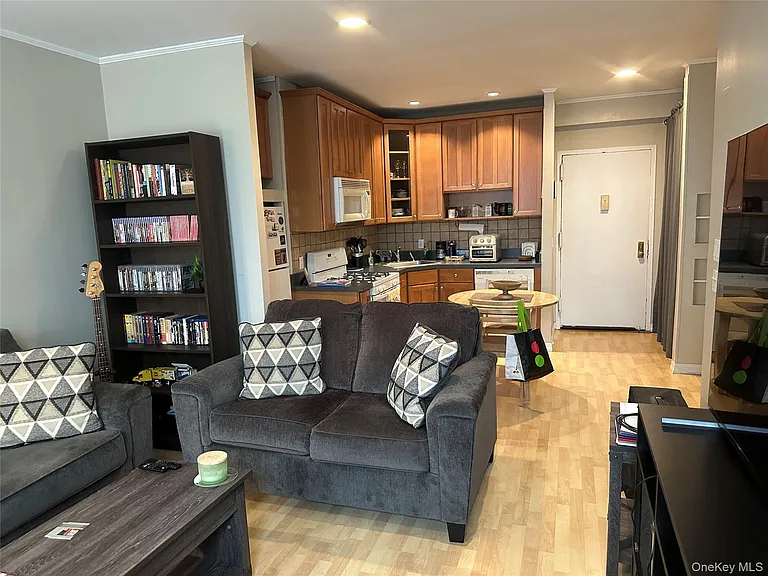 310 Riverside Blvd #1G — Photo 2