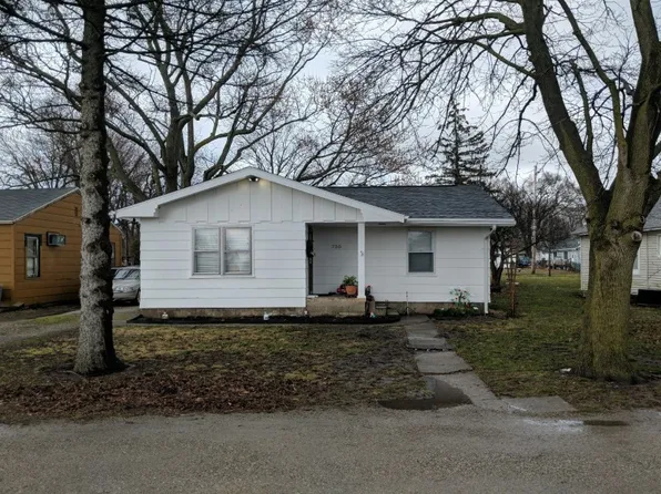720 N 1st St, Mattoon, IL 61938