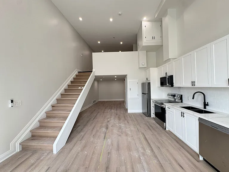 208 King St E — Photo 12