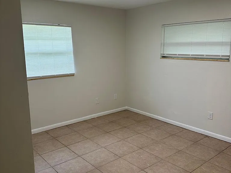 591 Cambridge Cir — Photo 4