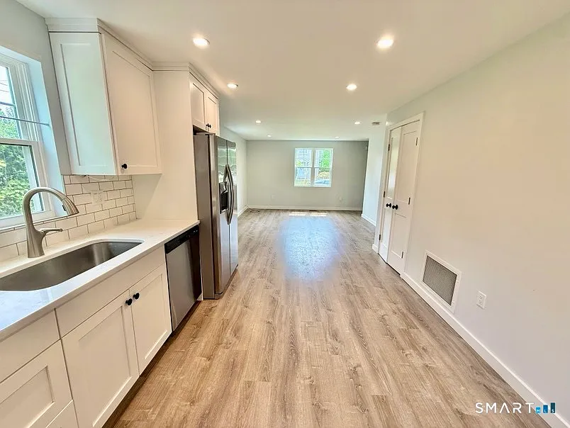 3 bed, 2.0 bath, 1000 sqft, $3,500 — Photo 4