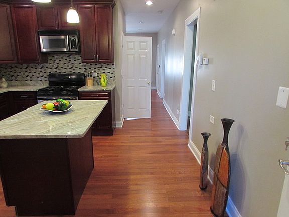4th image of 2035 N Nagle Ave