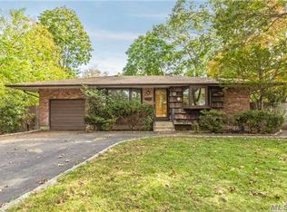 6 Pebble Ln, Huntington Station, NY 11746