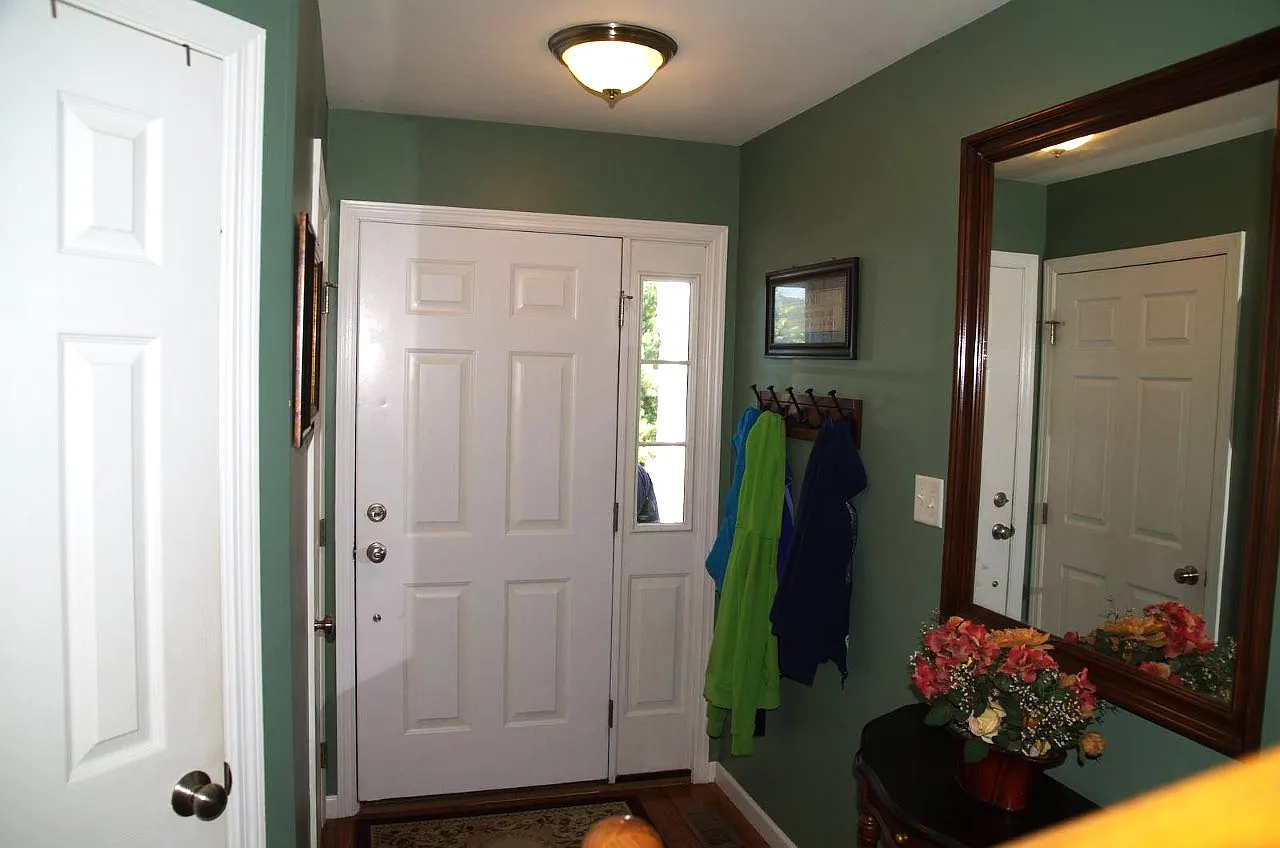 3 bed, 2.5 bath, 1700 sqft, $2,550 — Photo 3