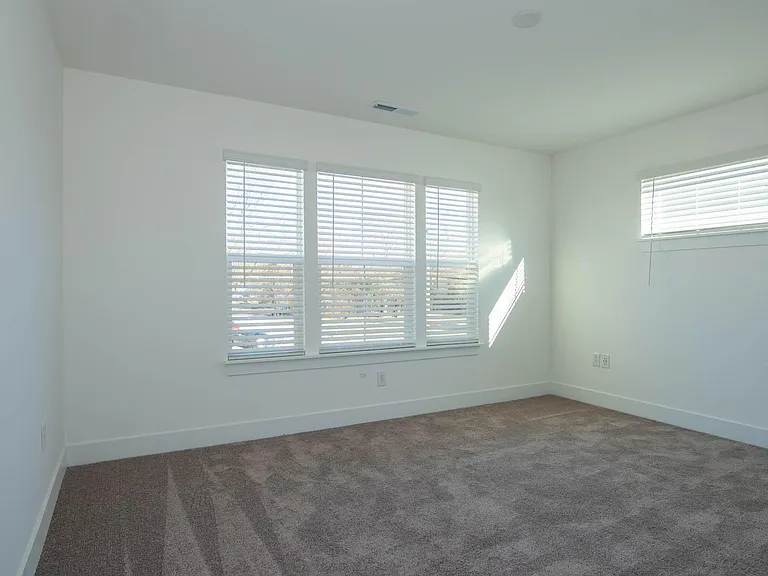 1037 W 18th St — Photo 12