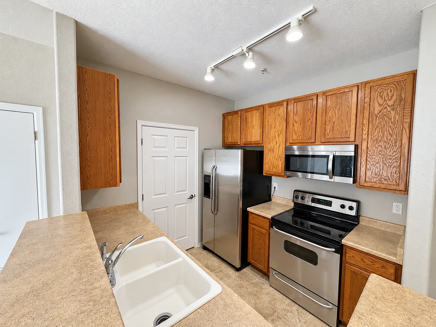 Spacious Pet Friendly 2bd/2ba Condo with Garage! — Photo 3