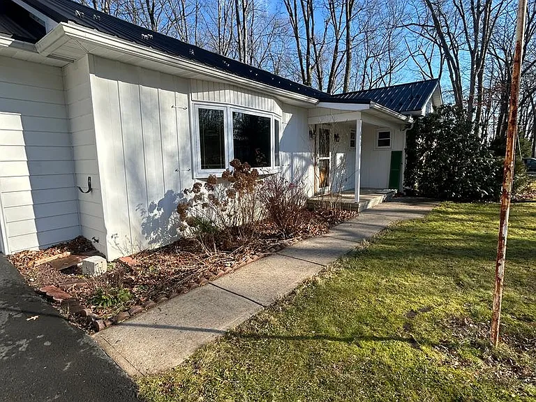 643 Wiltshire Dr — Photo 2