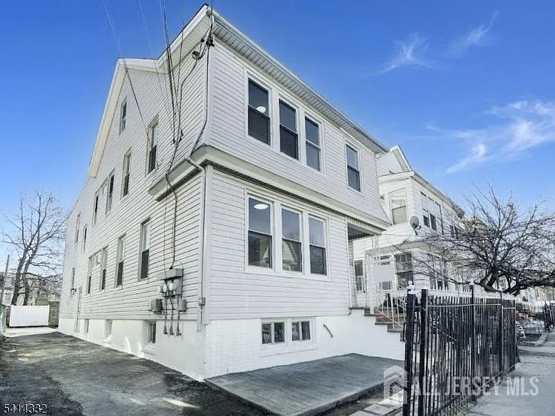 186 Isabella Ave #1