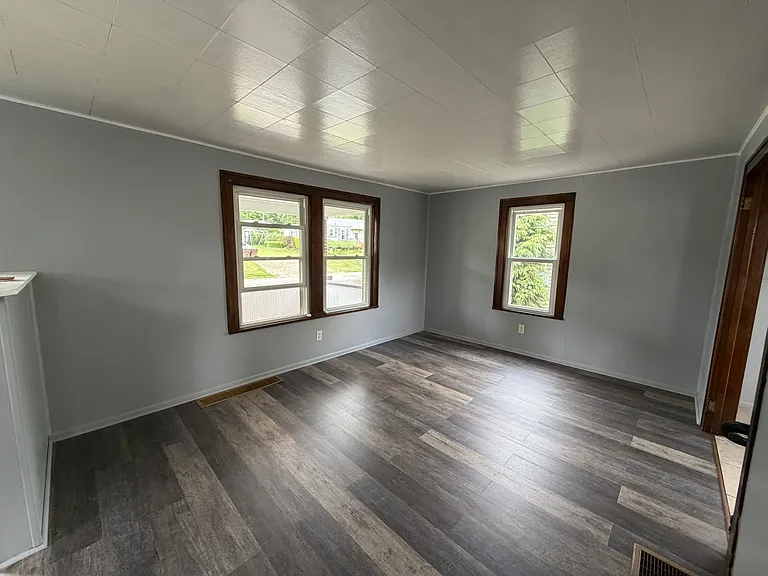 640 Grover Ave — Photo 2