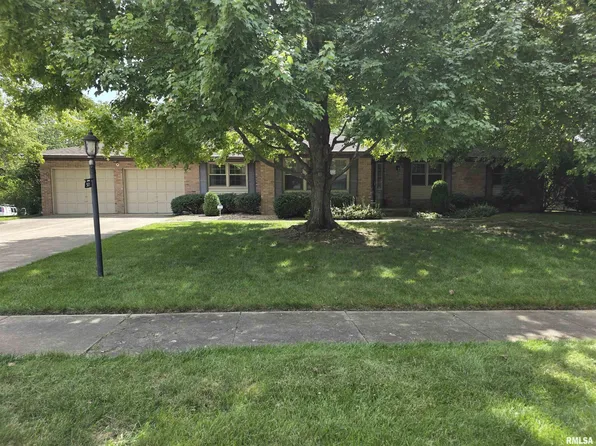 921 Birchwood Dr, Washington, IL 61571