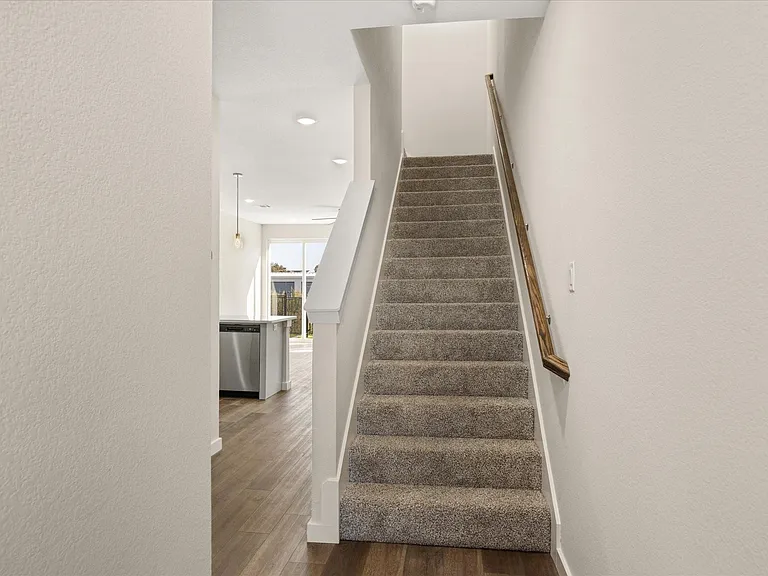 597 Galt Dr — Photo 2